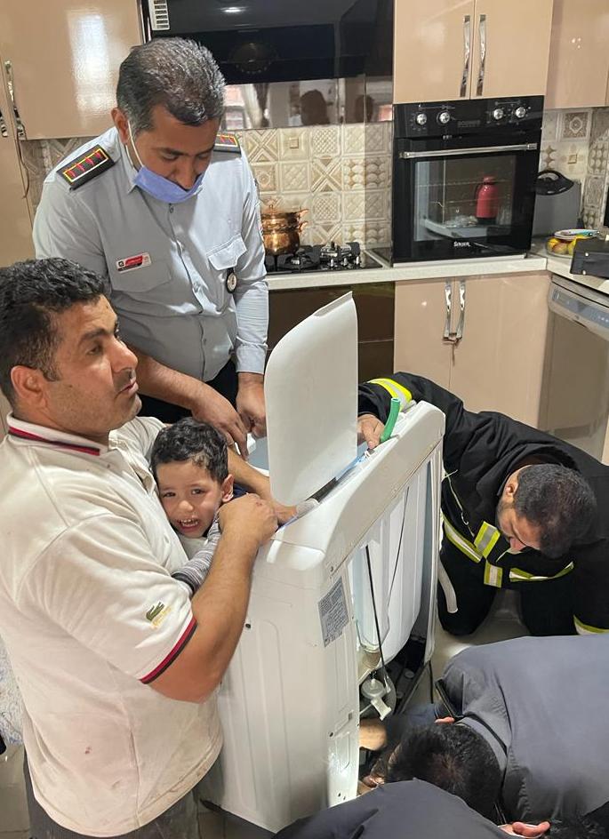 پسربچۀ گرفتار در ماشین لباس‌شویی نجات یافت