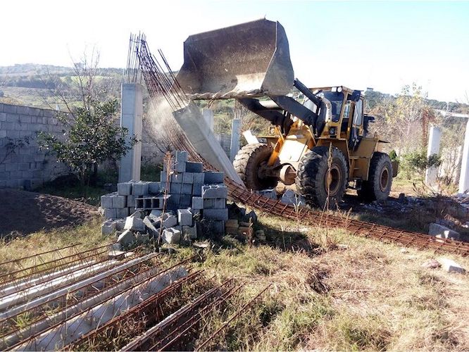 ساخت‌وسازهای غیرمجاز در زمین‌های کشاورزی شهربابک تخریب شد