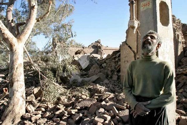 مردم بم هنوز غم زلزله را به دوش می‌کشند