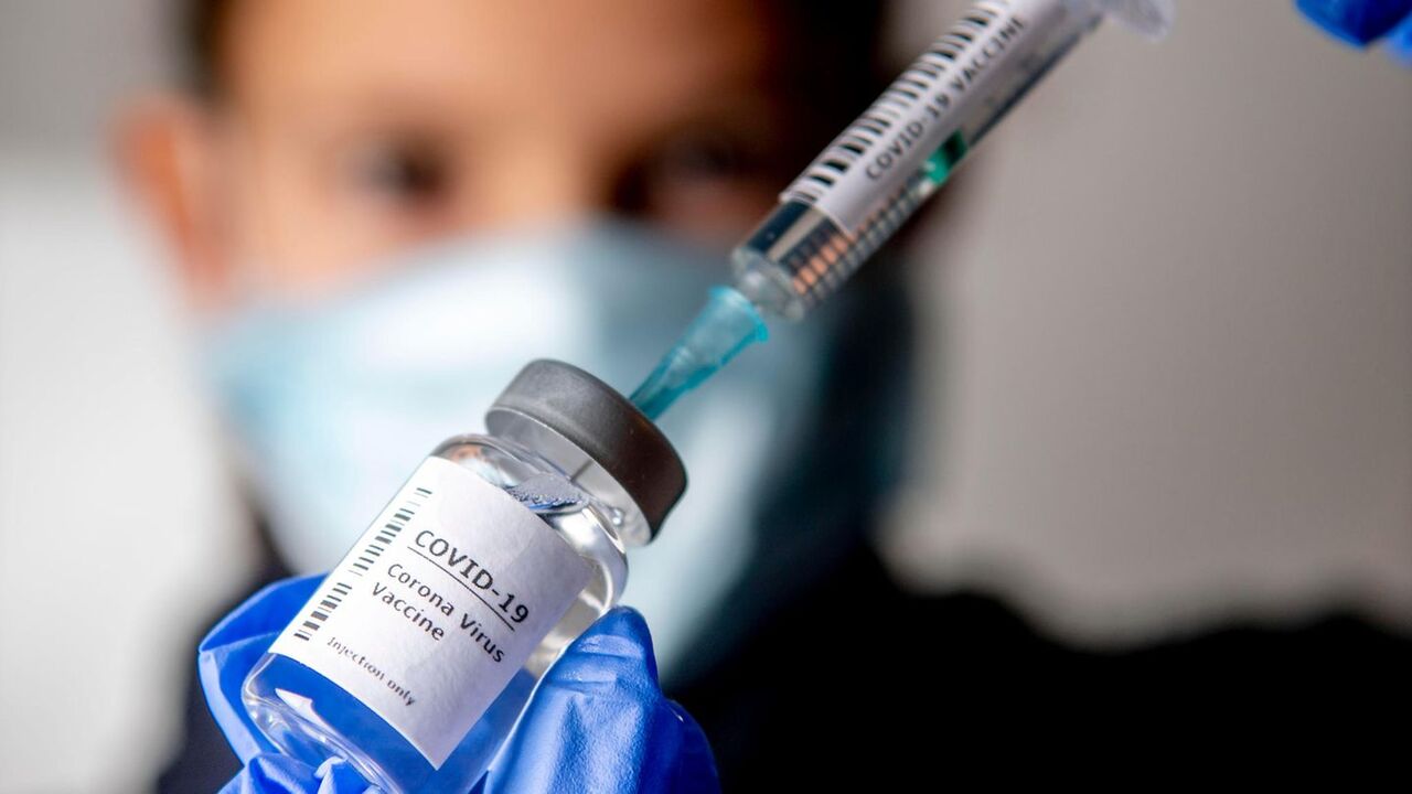 زمان تزریق واکسن کرونا به سرپرست خانوار پیامک می‌شود