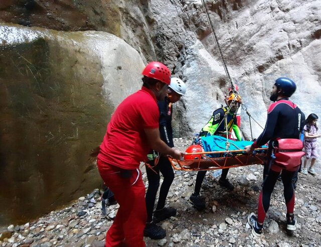 فرد سقوط کرده از کوه در کرمان نجات یافت