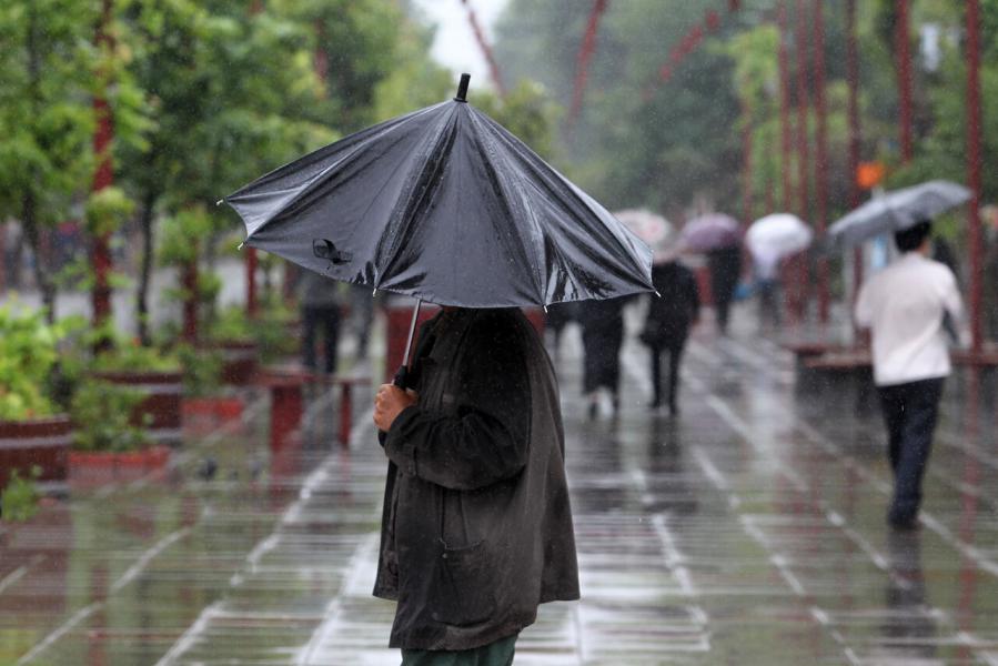 وزش باد شدید و رگبار پراکندۀ باران در کرمان