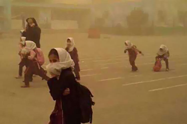 مدارس بخش نگین‌کویر فهرج به دلیل طوفان تعطیل شد