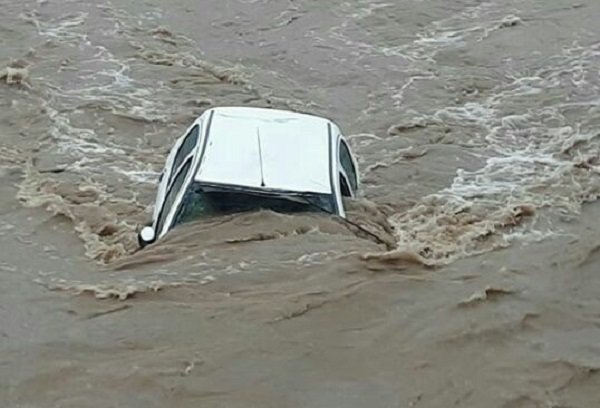 طغیان رودخانه یک خودرو را با خود برد