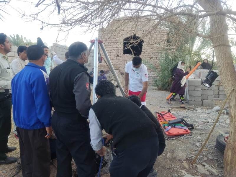   نجات زن 40 ساله از عمق چاه 5 متری در روستای ملات‌آباد بم