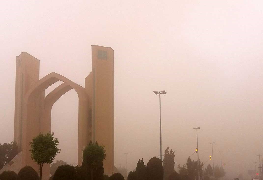 آسمان اکثر مناطق کرمان غبارآلود است