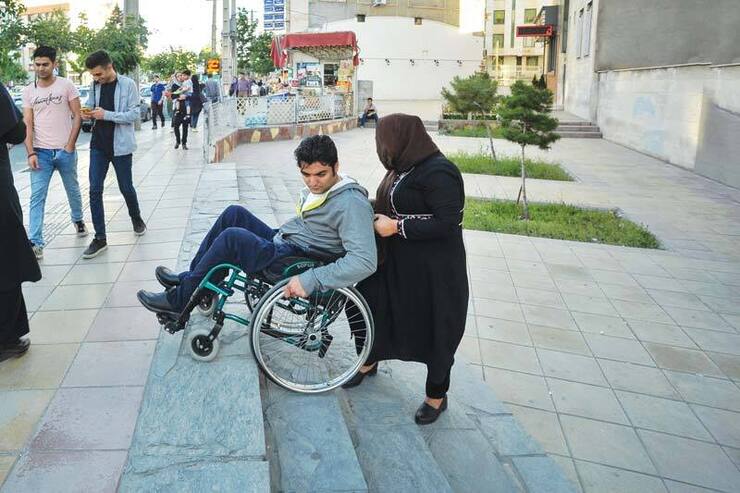 وضعیت نامطلوب مناسب‌سازی شهری برای تردد معلولان 