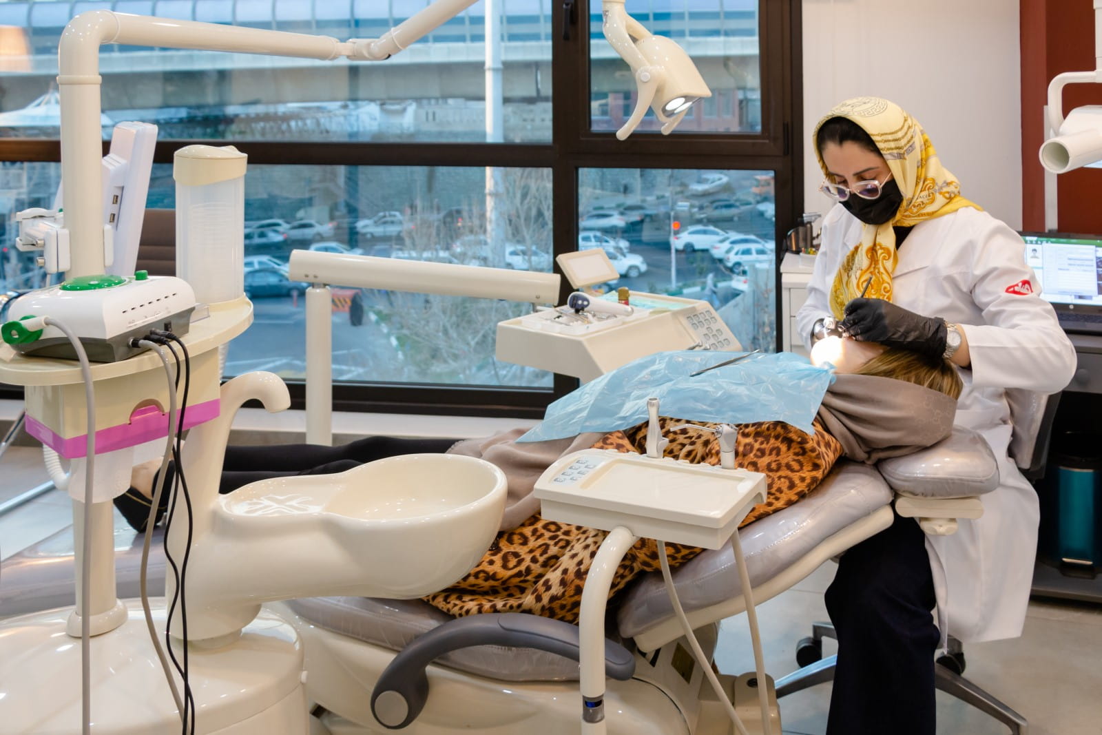 برخی به‌خاطر هزینه‌های بالای دندانپزشکی دندان خود را می‌کشند