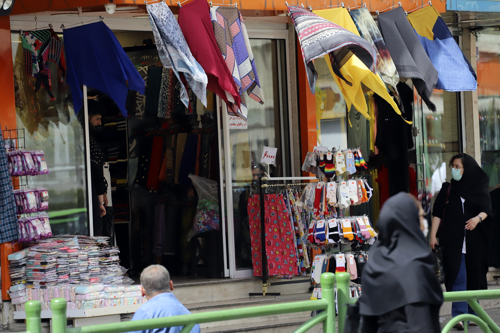 باد شدید مناطقی از کرمان را درمی‌نوردد