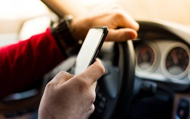 تلفن همراه و حواس‌پرتی مهم‌ترین دلیل تصادفات رانندگی در کرمان