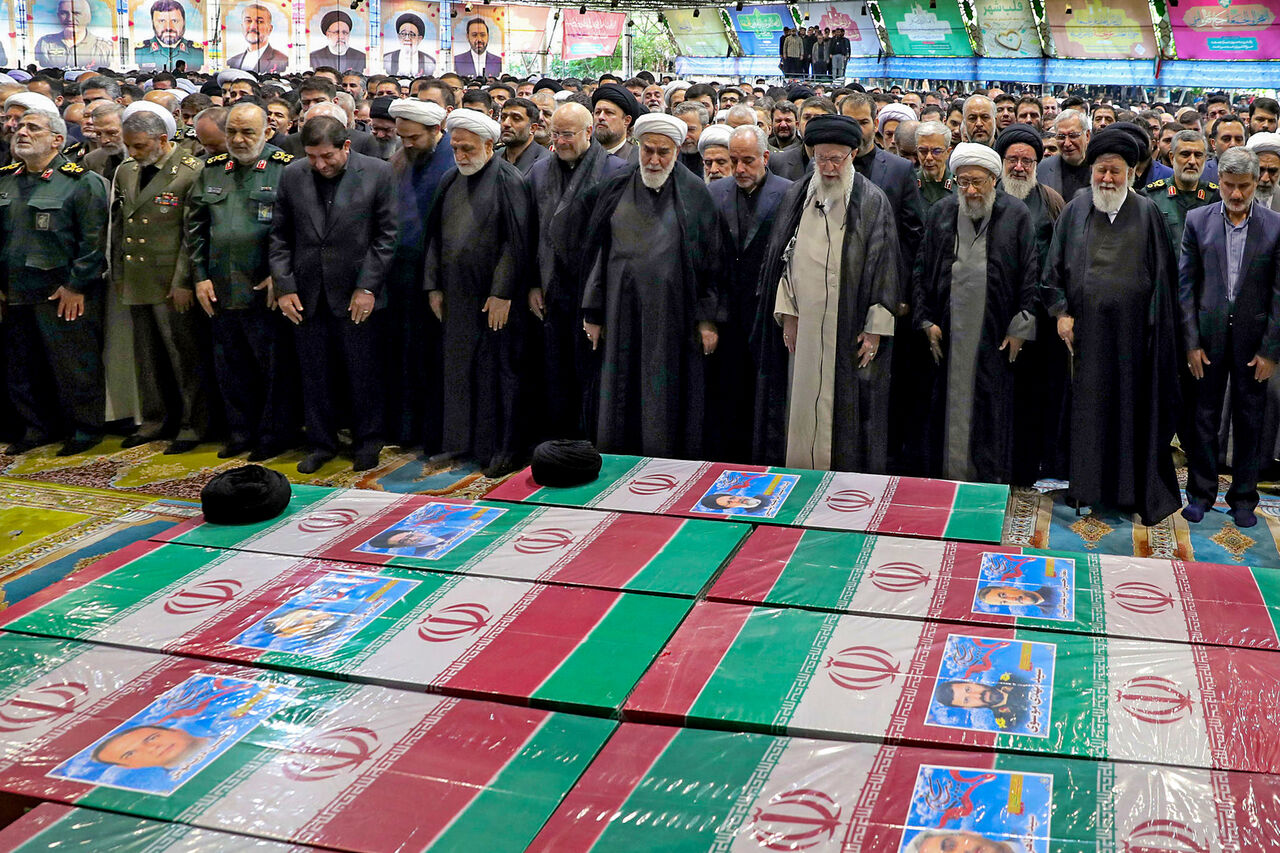 رهبر انقلاب بر پیکر رئیس‌جمهور شهید نماز اقامه کردند