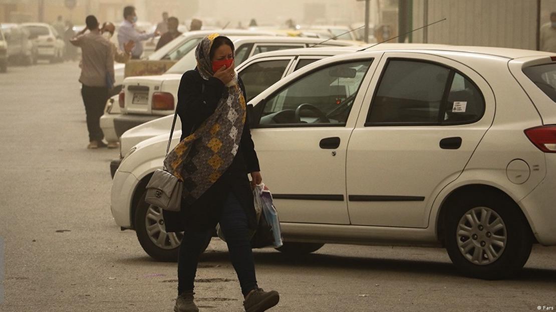 باد و خاک هوای برخی مناطق کرمان را غبارآلود می‌کند