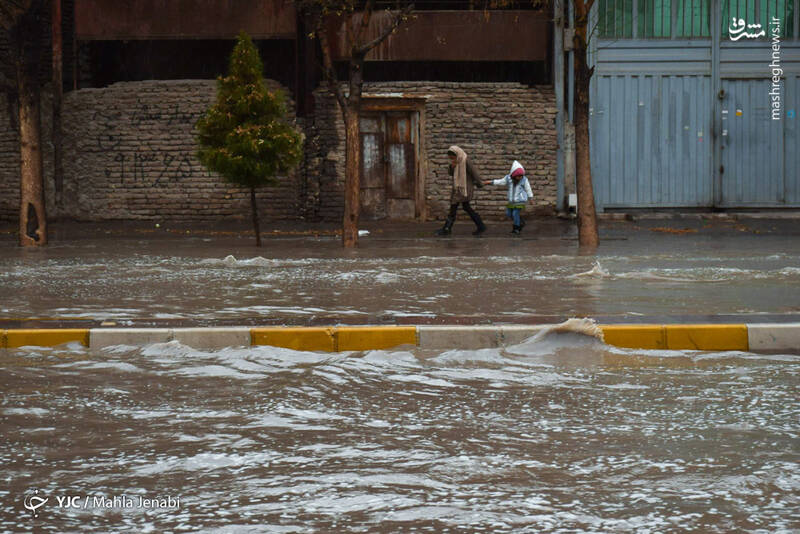 بارش باران و احتمال آبگرفتگی معابر و لغزندگی جاده‌ها 