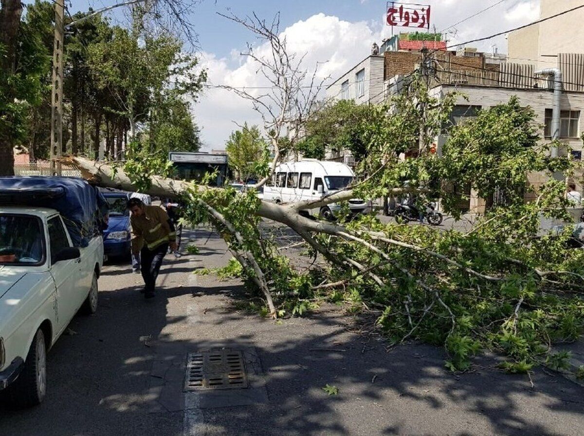 رگبار باران و احتمال لغزندگی جاده‌ها و سیلابی شدن مسیل‌ها