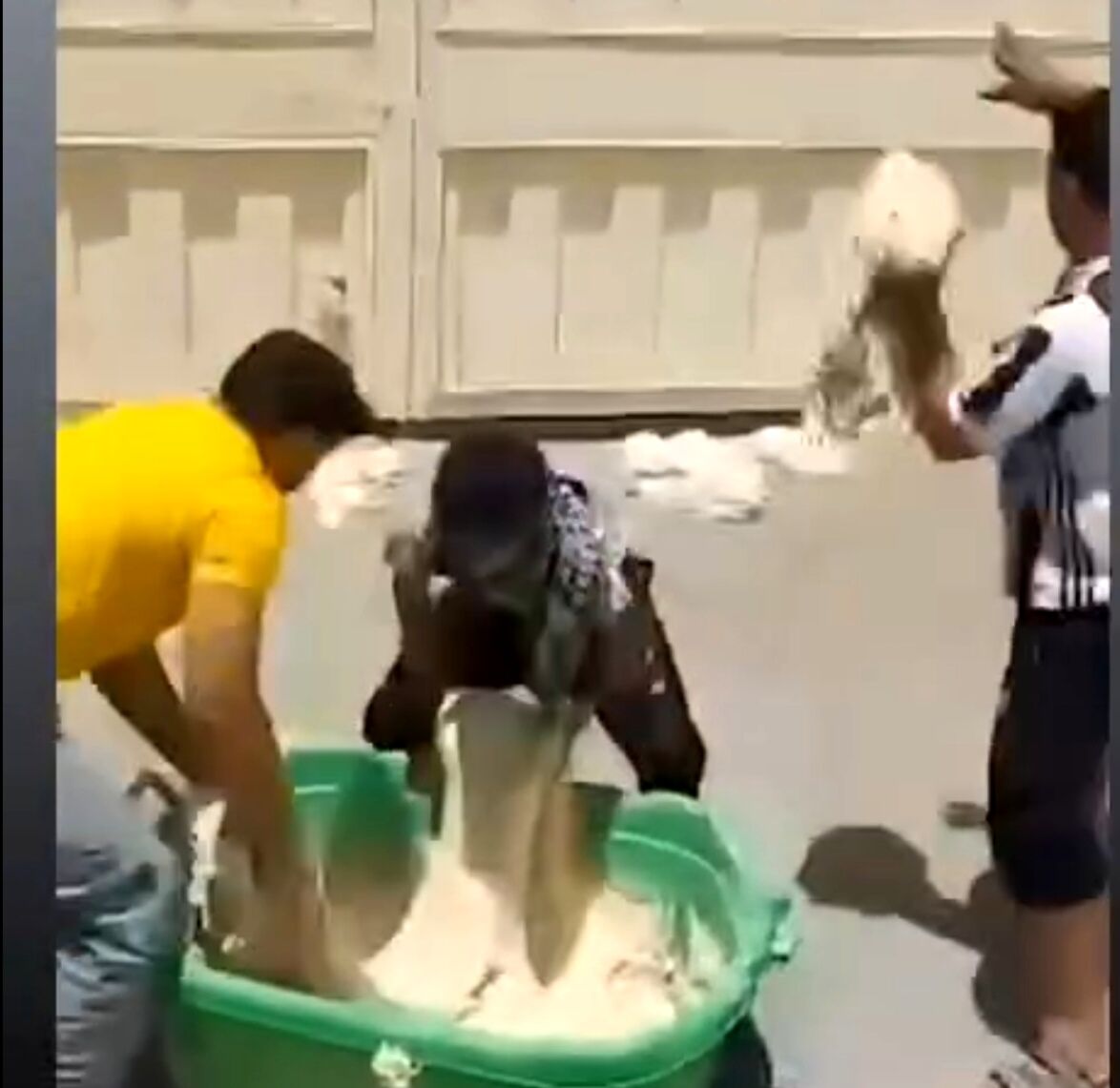  نانوای قلعه‌گنجی خمیرها را جلوی اداره برق ریخت