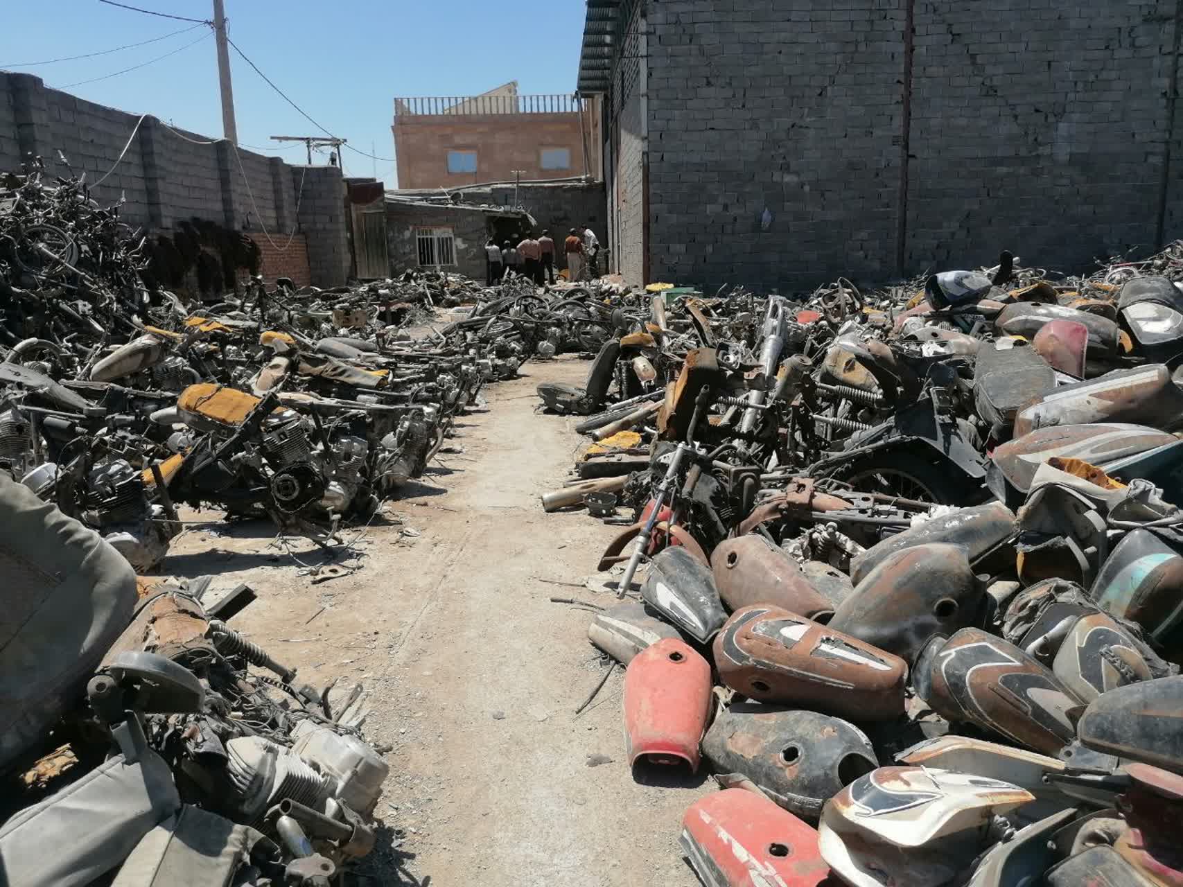 پلمب مراکز ضایعاتی غیرمجاز در محدودۀ شرف‌آباد کرمان 
