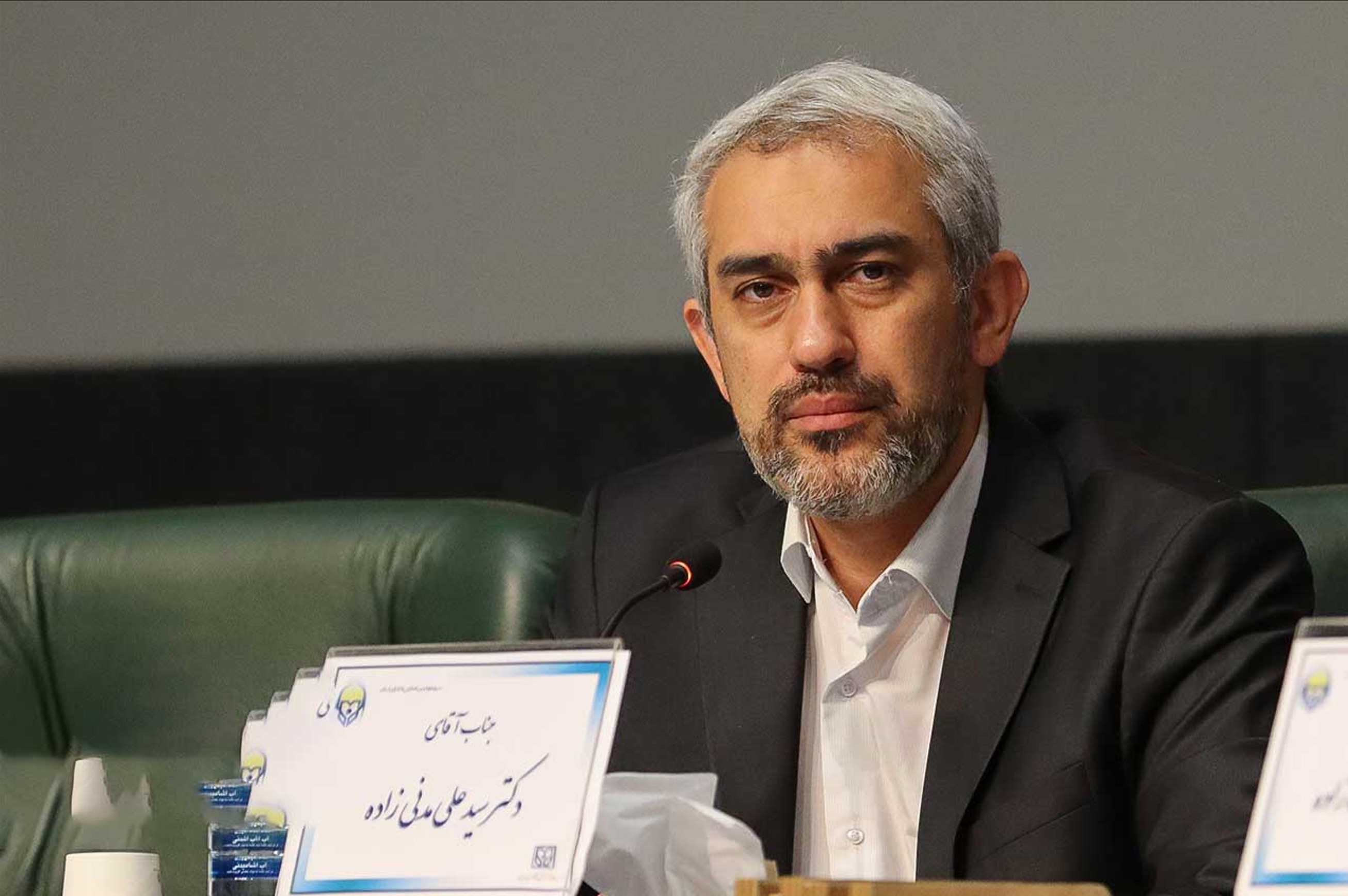 کشور معضل کسری بودجه دارد