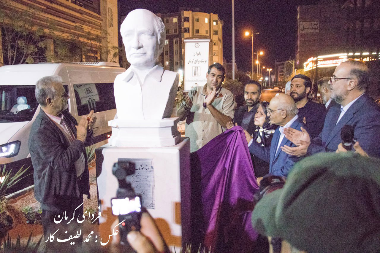 سردیس هوشنگ مرادی‌کرمانی در شهر کرمان نصب شد