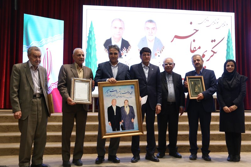 تجلیل از دو استاد و چهره اثرگذار علمی در دانشگاه شهید باهنر
