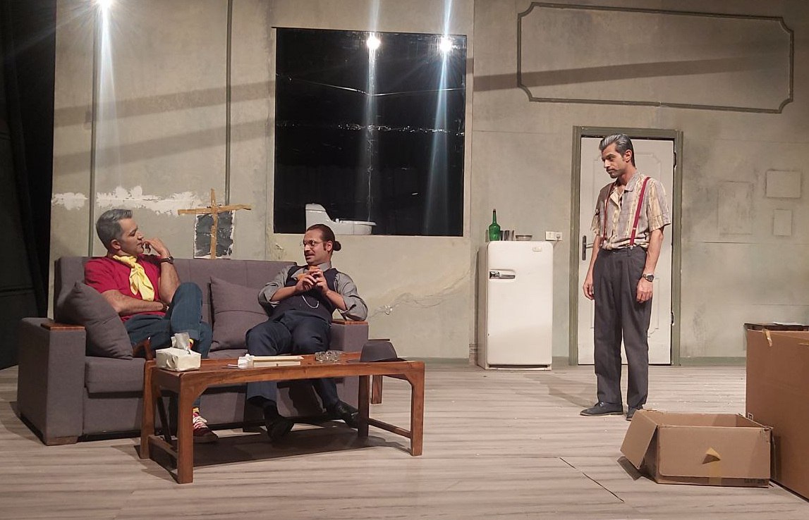 محور اصلی نمایش «توافق‌نامه» انسان و تنهایی اوست