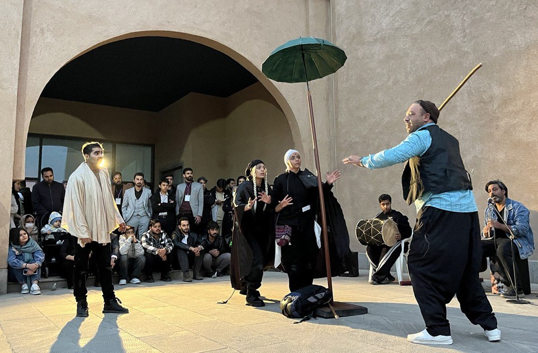 نمایش کاکاجان ارجاعات اسطوره‌ای زیادی دارد 