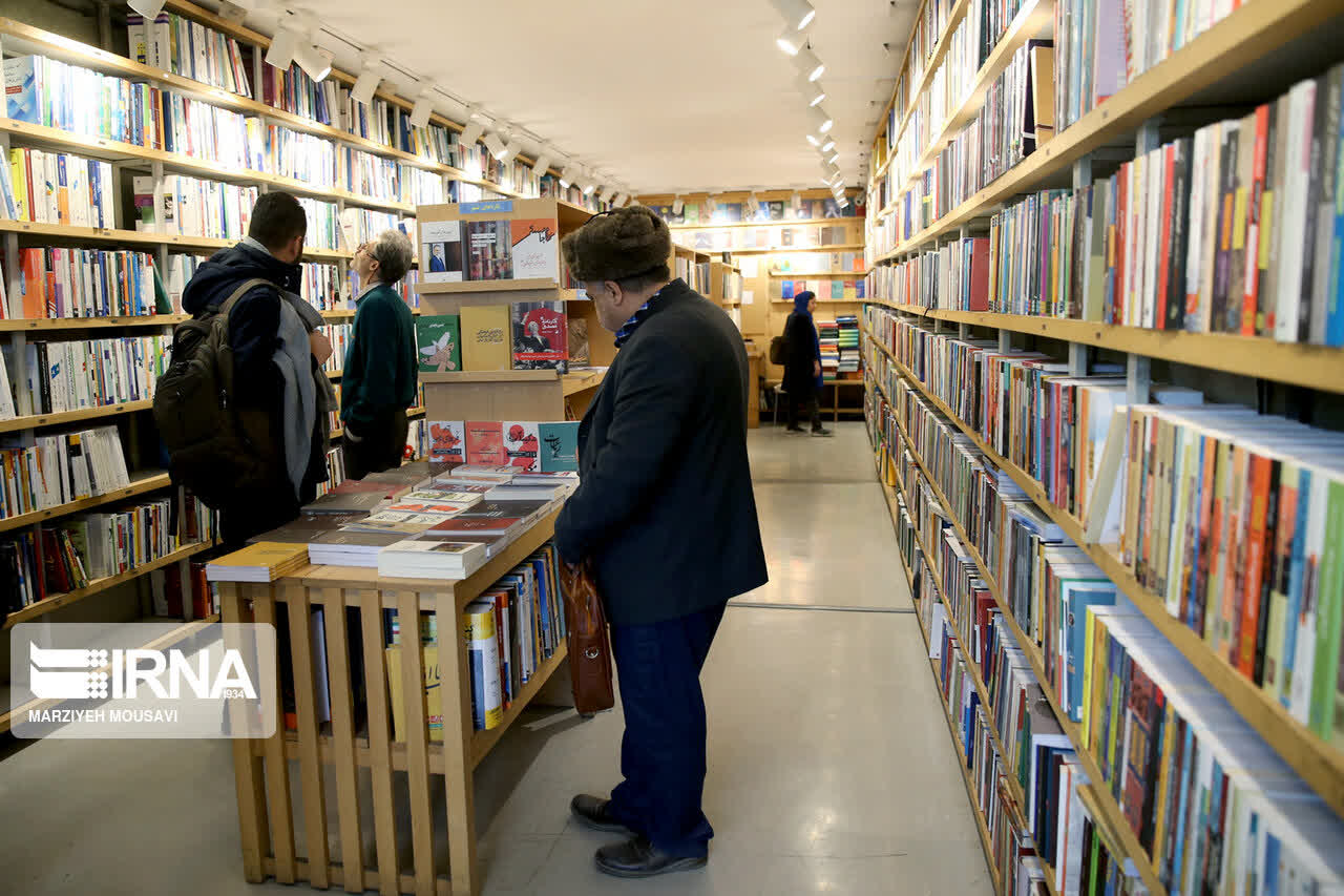 پناه آوردن به ادبیات در شرایط دشوار زندگی