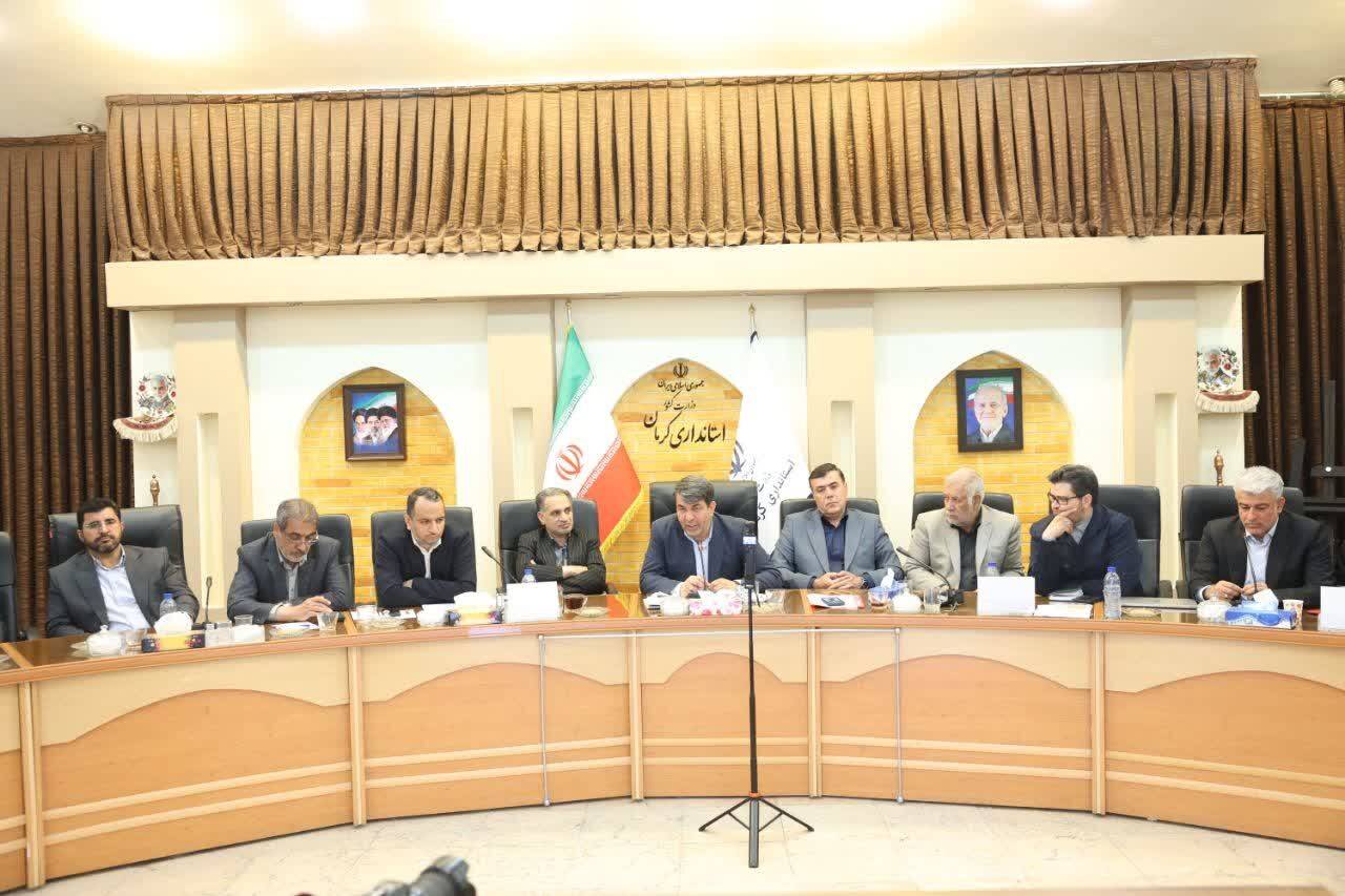 دستگاه قضا به ماجرای عدم انتقال حساب‌ بانکی شرکت‌ها به کرمان ورود کند