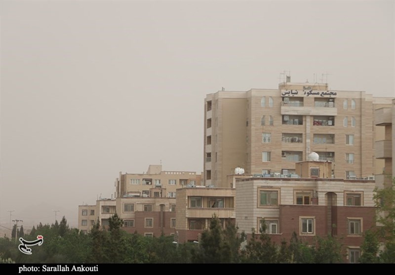 وزش باد و گردوخاک در راه کرمان