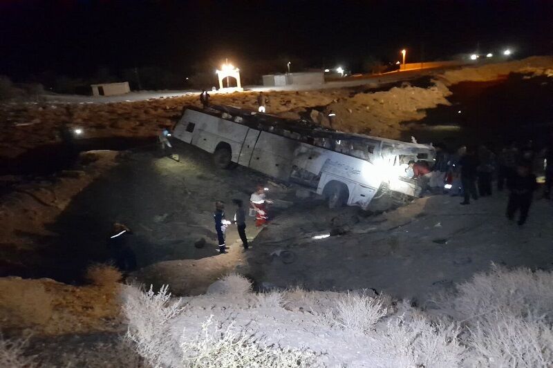 واژگونی اتوبوس کارگران معدن ۱۶ مصدوم برجای گذاشت