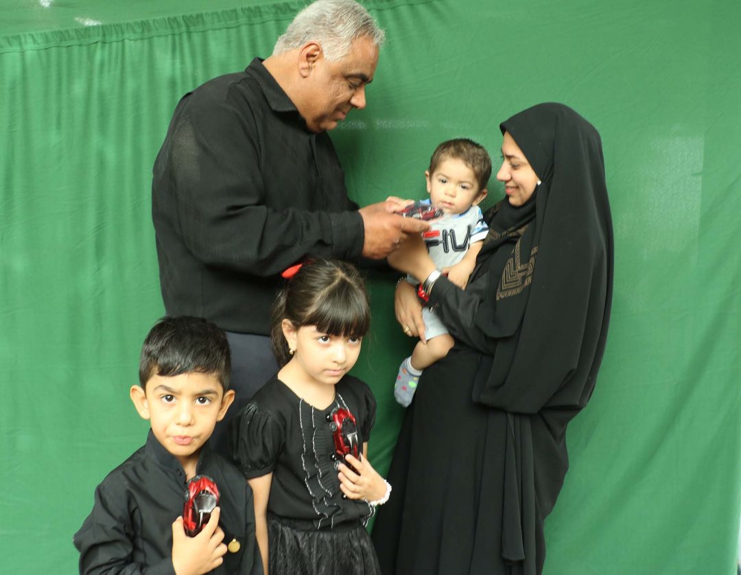 اهدای اسباب‌بازی به کودکان عزادار امام حسین (ع) در شهداد