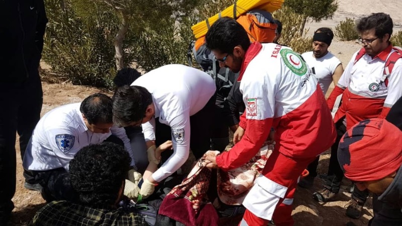 دختر سقوط کرده از کوه‌های کرمان نجات پیدا کرد