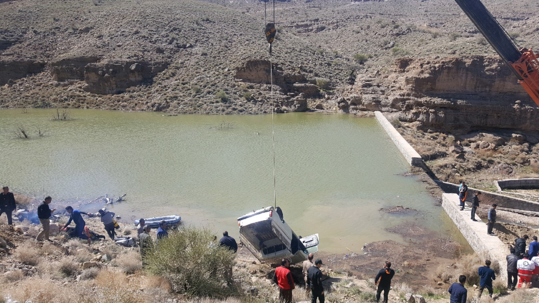 ۳ عضو یک خانواده در اثر سقوط خودرو به سد جان باختند | فردای کرمان