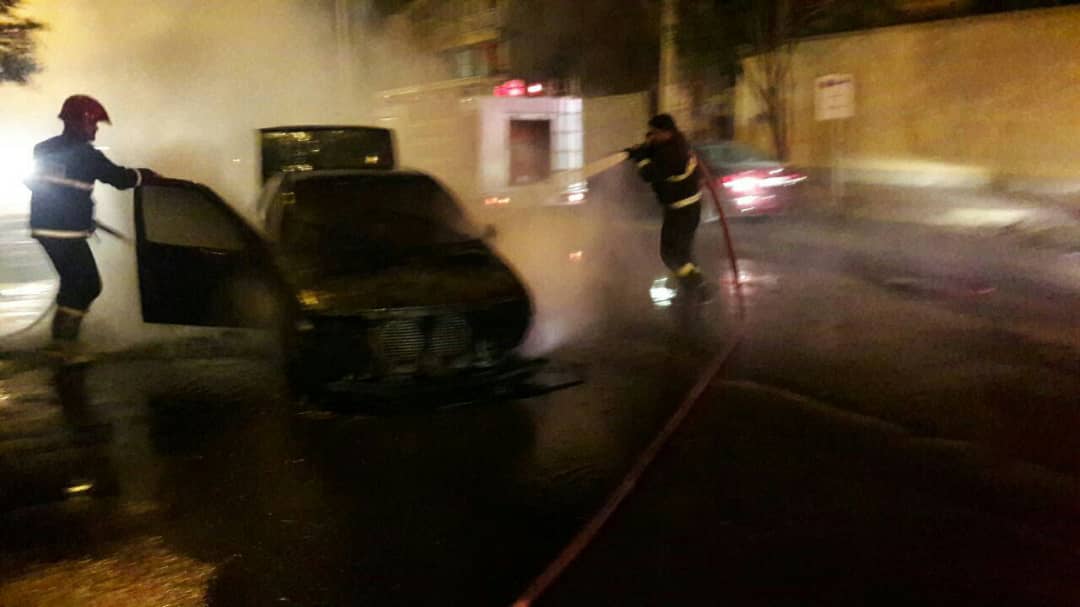 3 خودرو در کرمان طعمه حریق شد