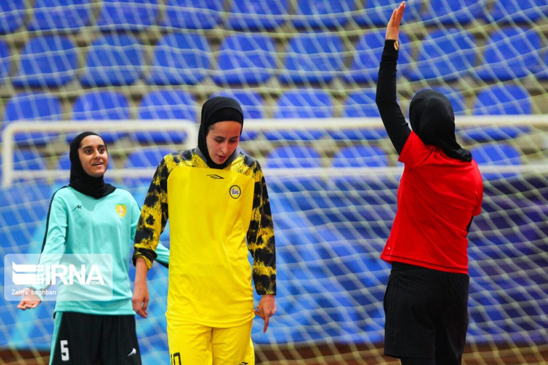 بانوی کرمانی در لیگ برتر فوتسال سوت می‌زند