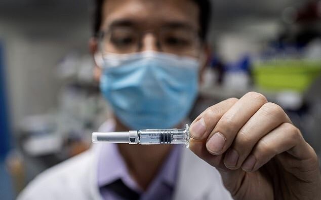 یک مقام چینی واکسن کرونا را روی خود آزمایش کرد