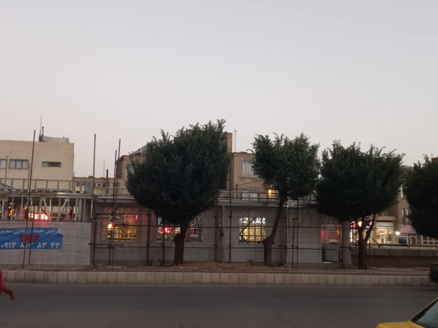 سازۀ فلزی ابتدای بلوار جمهوری به نارونها آسیب نزده است
