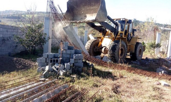 ساخت‌وسازهای غیرمجاز در زمین‌های کشاورزی شهربابک تخریب شد