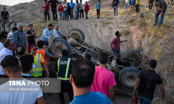  سقوط خودروی آفرود به درّه جان پدر و پسر را گرفت