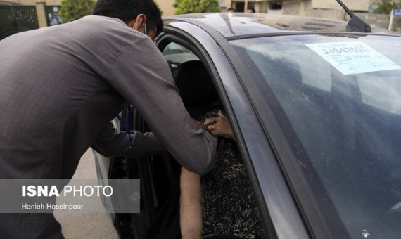  واکسیناسیون سالمندان شیرازی در خودرو 