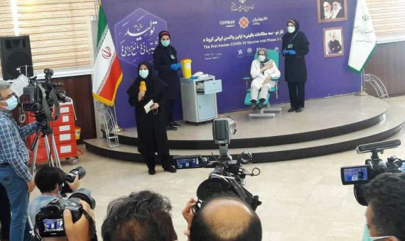 «مینو محرز» به عنوان اولین داوطلب، واکسن کرونا را دریافت کرد
