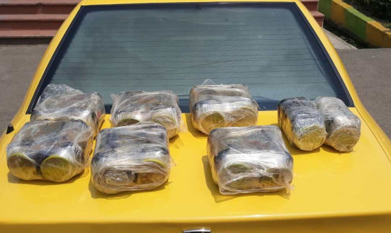تاکسی حامل مواد مخدر در کرمان متوقف شد