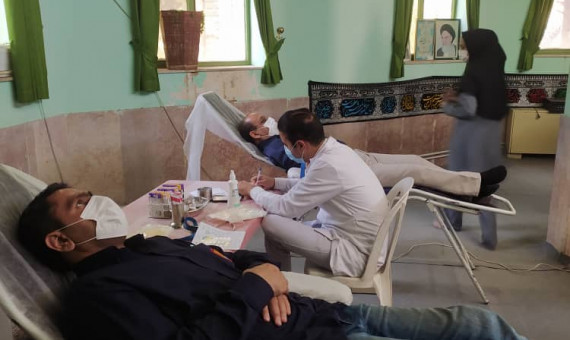 مدیرعامل و جمعی از کارکنان کارخانه زمزم کرمان خون اهدا کردند