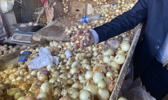 میوه‌فروشان بازار قدمگاه به مشتریان اجحاف می‌کنند 