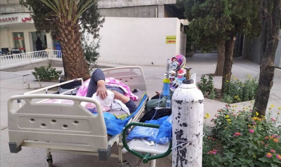 بیماران در حیاط بیمارستان بستری میشوند!