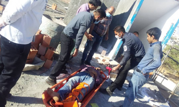 سقوط دو نفر از ساختمان‌ در حال ساخت در کرمان
