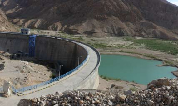 حدود نیمی از ظرفیت سدهای استان خالی است