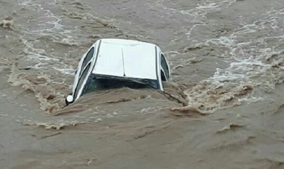 طغیان رودخانه یک خودرو را با خود برد