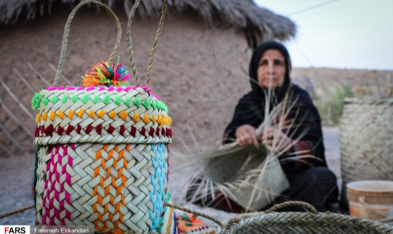 بانوی هنرمند قلعه‌گنجی کارآفرین نمونۀ صنایع‌دستی کشور شد