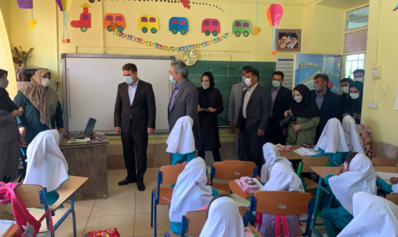 فاصله‌گذاری دقیق به دلیل کمبود فضای آموزشی قابل انجام نیست