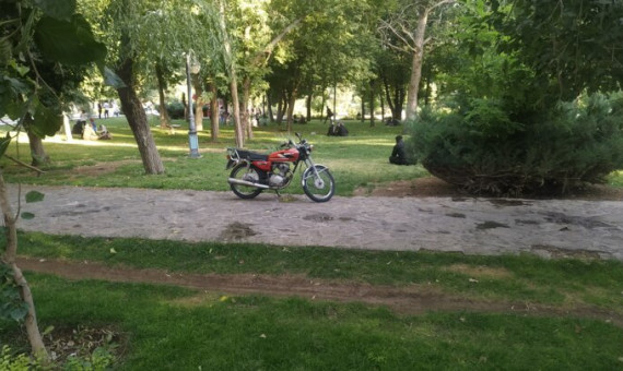 انتقاد از ورود موتورسیکلت‌ها به داخل پارک‌های شهر کرمان